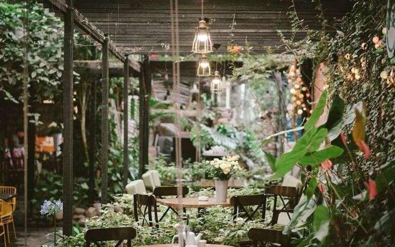 Quán trà sữa sân vườn Vintage cực lãng mạn bao phủ cây cối, hoa tươi