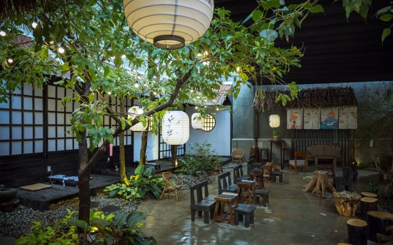 Quán trà sữa sân vườn Nhật trang trí đèn lồng đậm màu sắc văn hóa