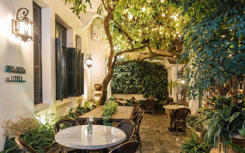 Quán trà sữa sân vườn kiểu Anh retro, nhấn điểm đèn trang trí ấm cúng