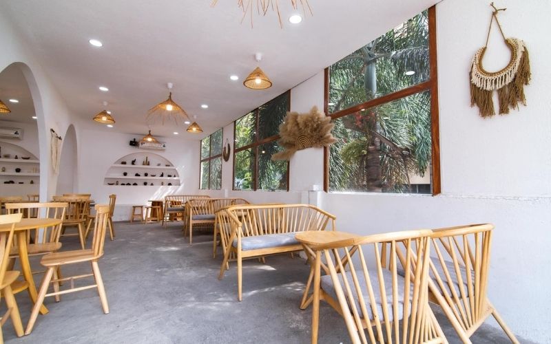 Quán trà sữa bình dân kiểu Mộc, trang trí tường với vật dụng lạ mắt