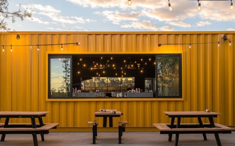 Quán trà sữa container tối giản với gam màu vàng cực độc đáo