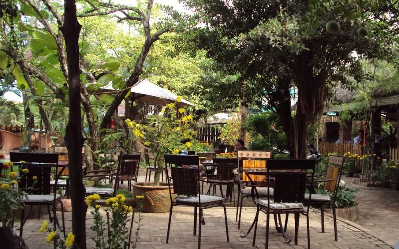 Quán trà sữa sân vườn trang trí không gian đậm chất miền quê Việt