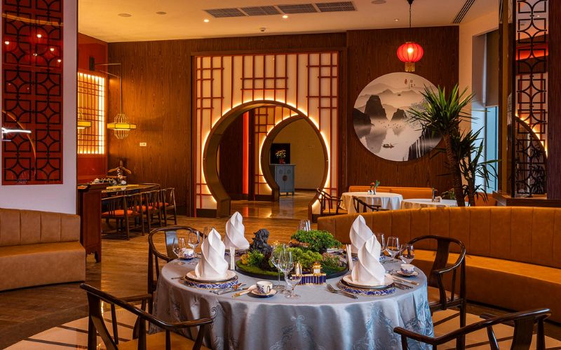 Nhà hàng sở hữu các chi tiết mang nét đặc trưng của kiến trúc Trung Quốc