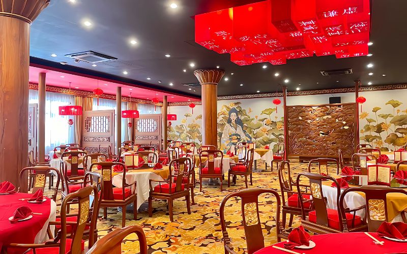 Gam màu đỏ rực rỡ phổ biến trong các nhà hàng ẩm thực Trung Quốc