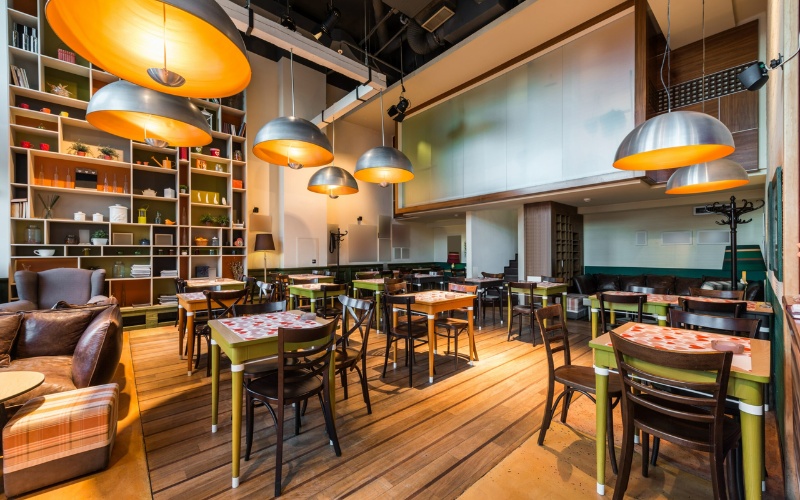 Không gian gọn gàng và ấm cúng của nhà hàng bình dân