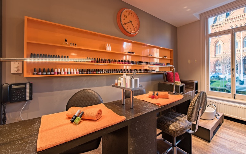 Thiết kế tiệm nail nhỏ ấn tượng với gam màu cam - đen