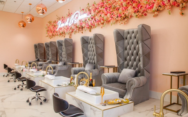 Có rất nhiều phong cách tiệm nail phù hợp với mệnh Hỏa