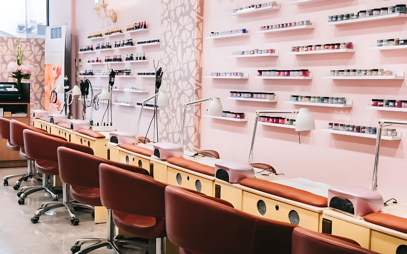 Thiết kế tiệm nail với gam màu nóng sẽ phù hợp với người mệnh Hỏa