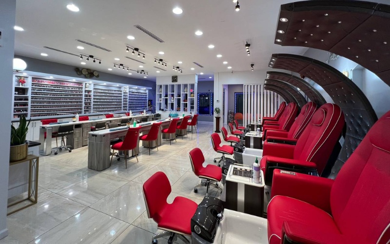 Tiệm nail phong cách hiện đại cho chủ đầu tư mệnh Hỏa