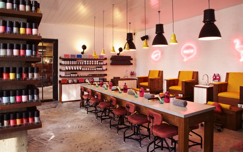 Tiệm nail mang phong cách công nghiệp đầy cá tính