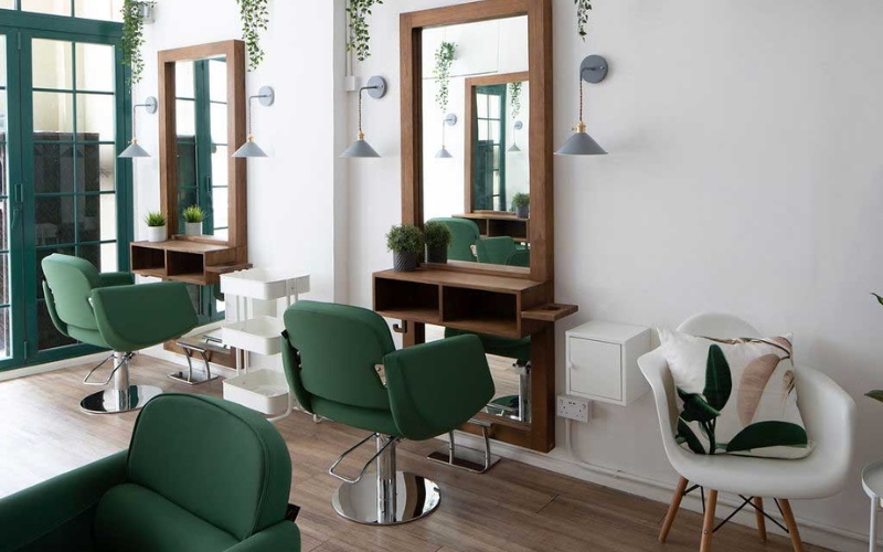 Sử dụng màu xanh lá làm chủ đạo tạo nên không gian thư giãn cho salon