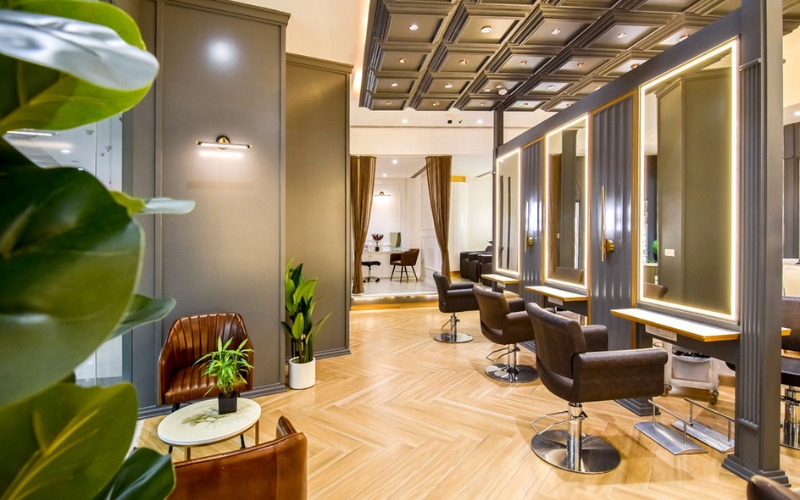 Phần trần được thiết kế phào chỉ cách điệu tạo điểm nhấn cho salon