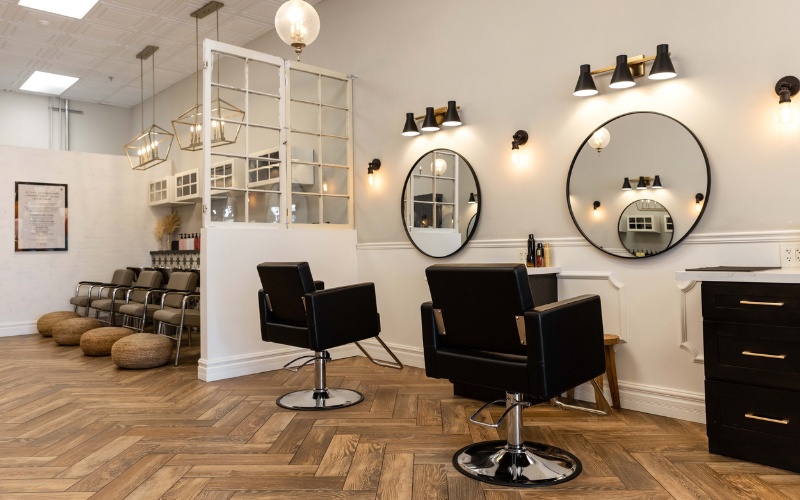Gam màu trung tính đơn giản cho salon tóc phong cách retro