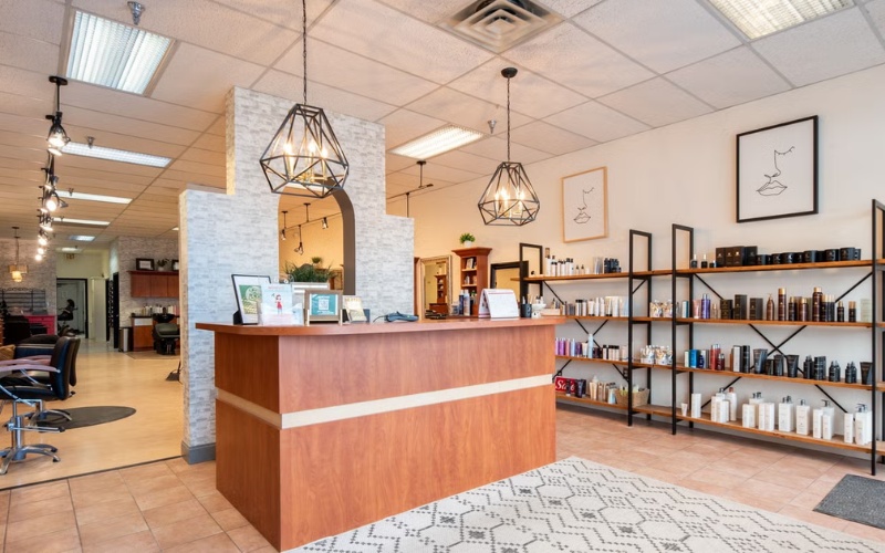 Sử dụng cửa kính lớn giúp khách hàng có thể quan sát salon từ bên ngoài