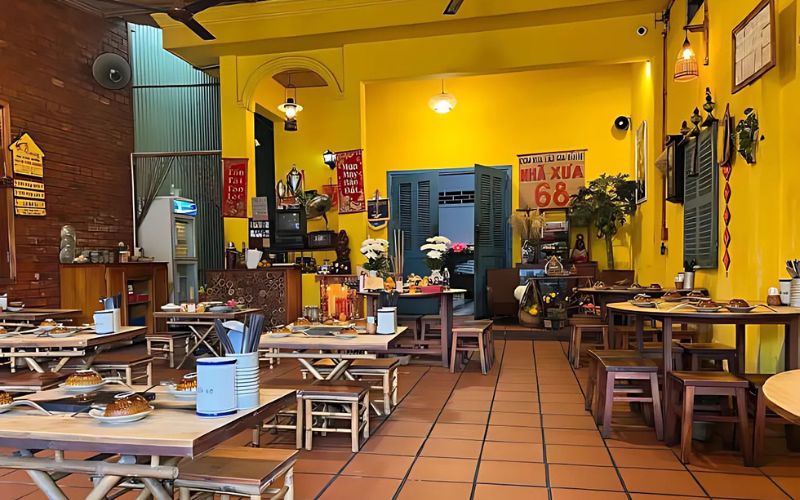 Quán ăn vặt nhỏ với bàn ghế gỗ đơn giản, mang đến vẻ đẹp mộc mạc và gần gũi