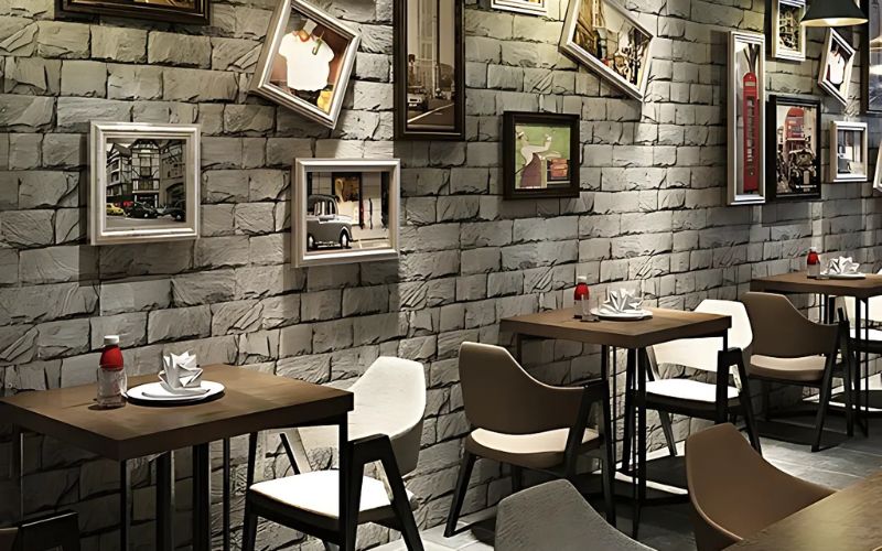 Tường được ốp gạch giả đá màu xám, tạo cảm giác thô mộc, công nghiệp