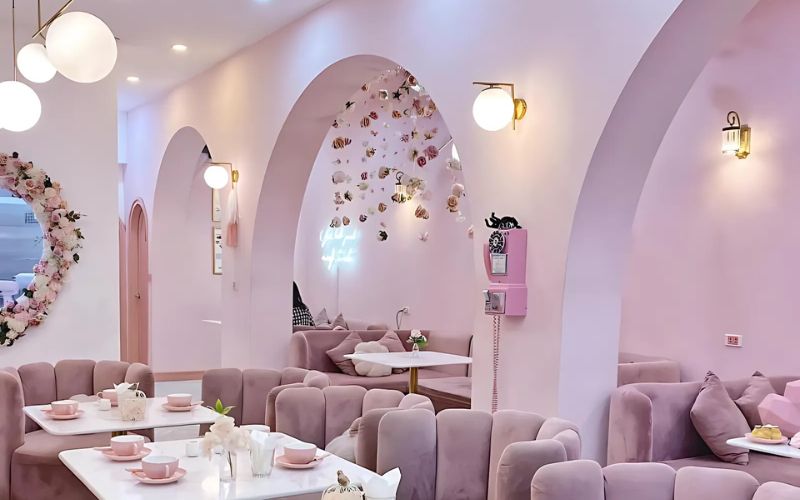 Thiết kế đèn tròn, đèn neon chữ viết trên tường tạo điểm nhấn
